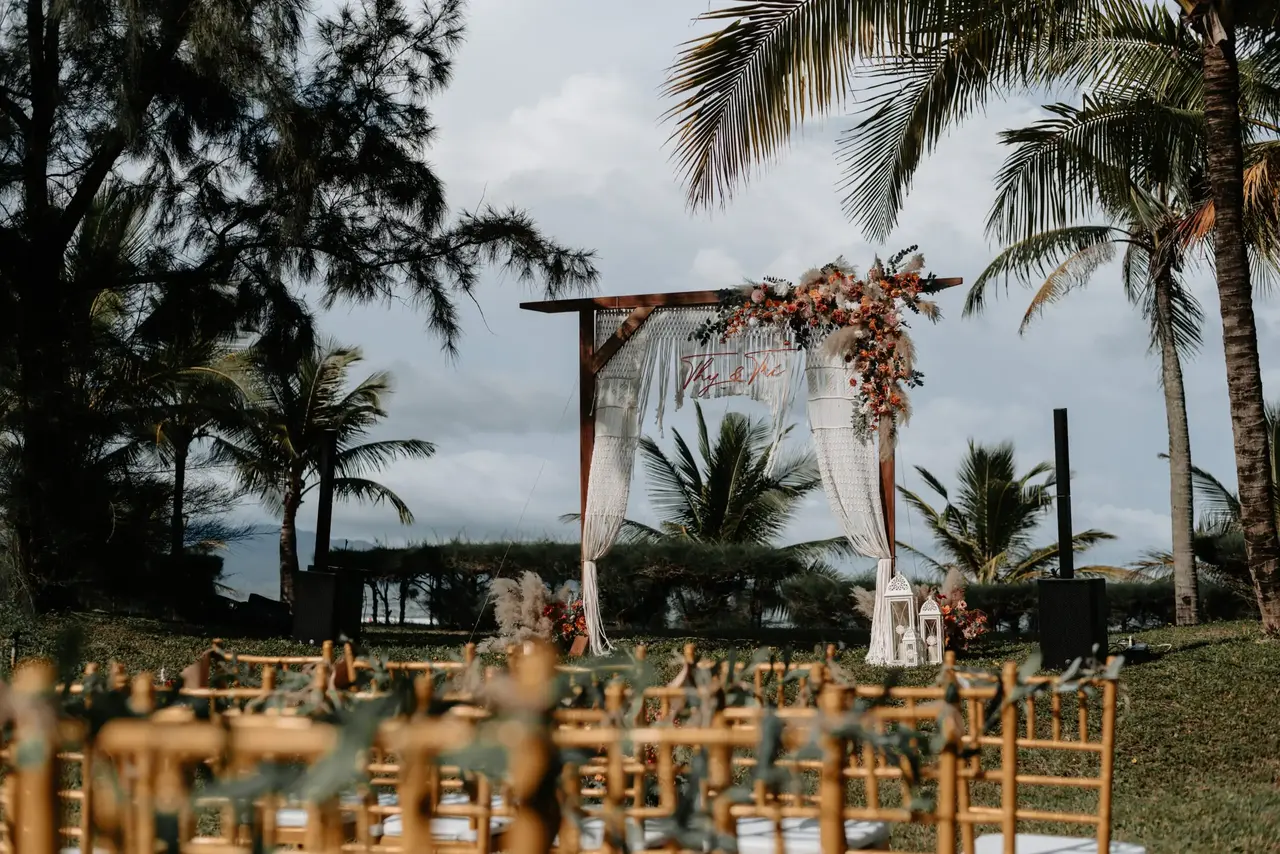 VINTAGE STYLE OUTDOOR WEDDING